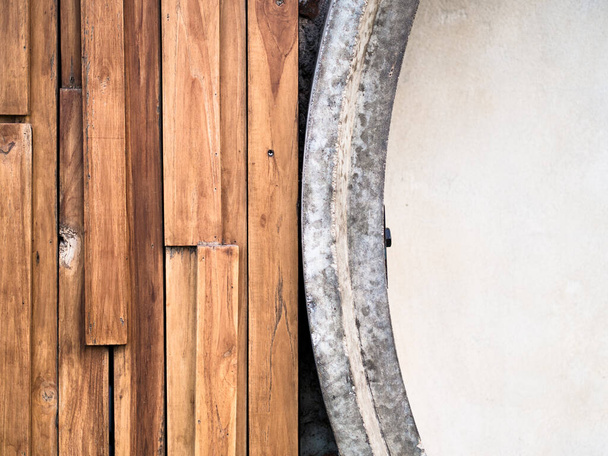 The remnants of the old Panel plank wood, be made into a wall, near the curved concrete wall, Texture space for text and abstract background for decorative design. - 写真・画像