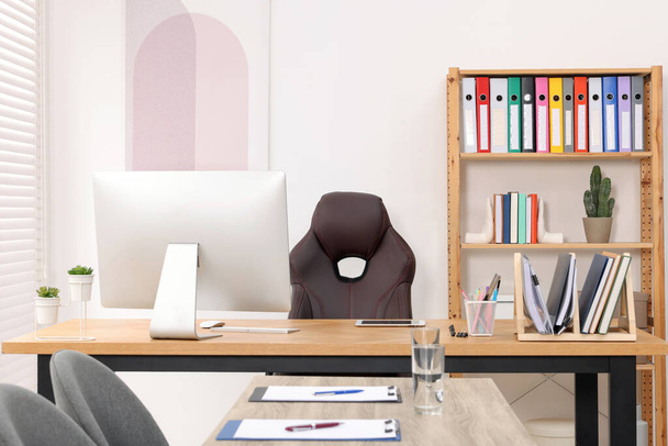 Bureau du directeur avec grande table en bois et fauteuils confortables. Design d'intérieur - Photo, image