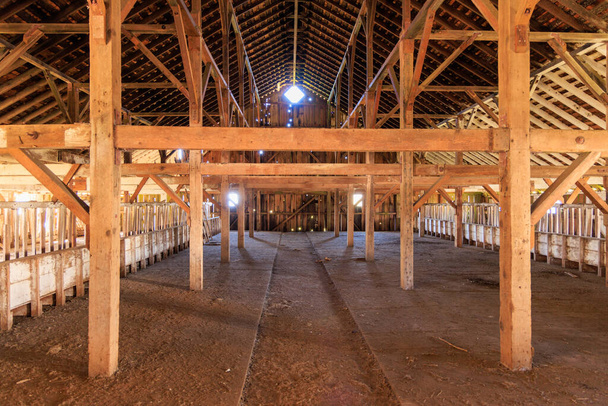 ピアスポイント酪農場で木製の梁と歴史的なバーンインテリア。高品質の写真 - 写真・画像