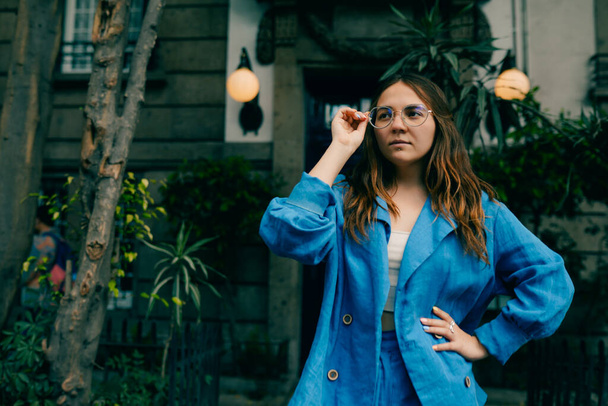 menina de negócios em óculos e uma jaqueta azul no fundo da cidade do México. Foto de alta qualidade - Foto, Imagem
