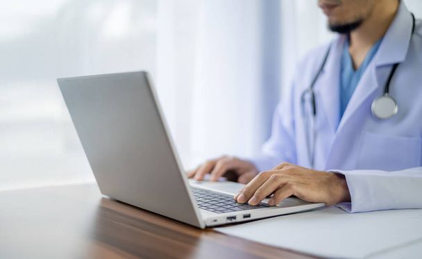 terveydenhuollon teknologian käsite, Lääkäri online-tietokone keskustelu potilaan kanssa kotona terveydenhuollon teknologia, terveydenhuollon teknologian hoito - Valokuva, kuva