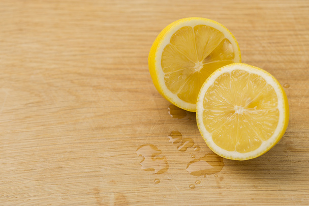 Limón fresco en rodajas en un mostrador de cocina de madera
 - Foto, imagen