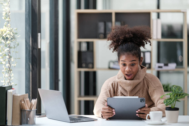 Mujer Africana Americana trabajando en la oficina con el teléfono de la computadora y Tablet. Foto de alta calidad - Foto, imagen