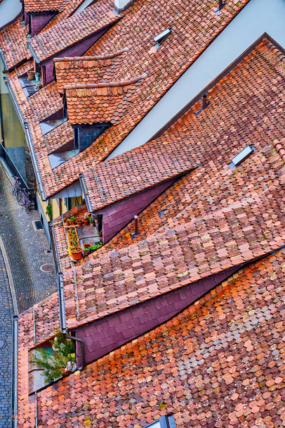 Charming and traditional red tiled roofs of medieval houses in old town of Bern, Switzerland - Foto, afbeelding