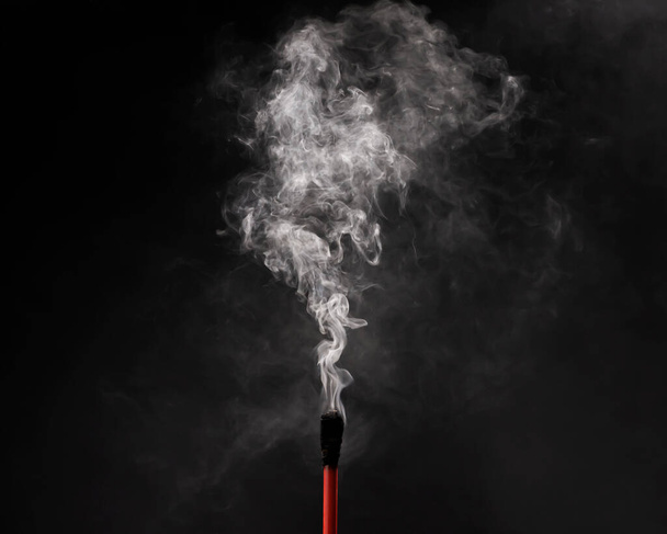 Tocha de fogo de fumaça Combustível PNG Abstrato Design isolado em um fundo preto - Foto, Imagem