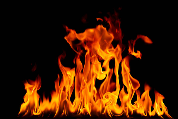 пламя png топлива тепла и горения опасности взорвать барбекю красный желтый огонь изолированы на черном фоне - Фото, изображение