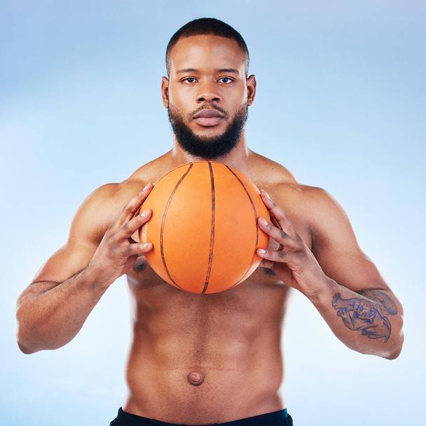 Basketbal, sport a portrét černocha ve studiu seriózní tvář pro fitness, cvičení a trénink. Sportovní maketa, motivace a mužský atlet zaměření s míčem pro hraní, cvičení a praxi. - Fotografie, Obrázek