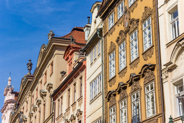 Фасады украшенных исторических зданий в Mala Strana, Прага, Чехия - Фото, изображение