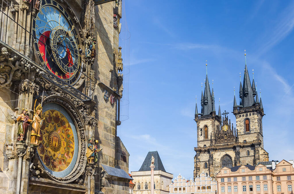 Астрономические часы и церковь Тын на старой городской площади Праги, Чехия - Фото, изображение