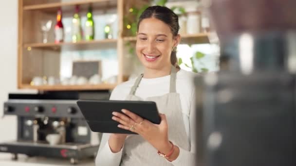 Καφετέρια, tablet και barista γυναίκα με υπηρεσίες ηλεκτρονικού εμπορίου, online cafe έλεγχο των πωλήσεων ή εστιατόριο εφαρμογή διαχείρισης. Ιδιοκτήτης μικρών επιχειρήσεων, σερβιτόρα ή ταμίας στην ψηφιακή τεχνολογία για εκκίνηση. - Πλάνα, βίντεο