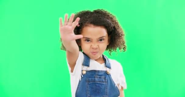 怒っている子供、絵文字や態度で緑の画面の背景に停止し、手。警告のためのスペース、モックアップとサインを持つスタジオで黒の子供の肖像画、拒否、防衛や拒否へのパワーと抗議. - 映像、動画