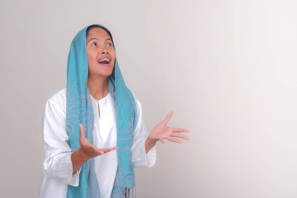Facial expression of an Asian girl to welcome Ramadan - Foto, Imagen