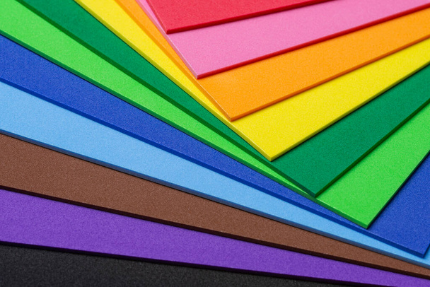 Un mix di fogli di schiuma artigianale in colori vivaci arcobaleno - Foto, immagini