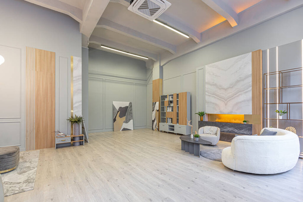 stílusos luxus belső tér modern stúdió apartman zöld pasztell színek fa elemekkel. drága bútorok és dekorációk - Fotó, kép