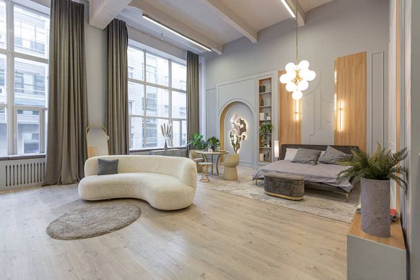 elegante interior de lujo de apartamento estudio moderno en colores pastel verdes con elementos de madera. muebles caros y decoraciones - Foto, Imagen