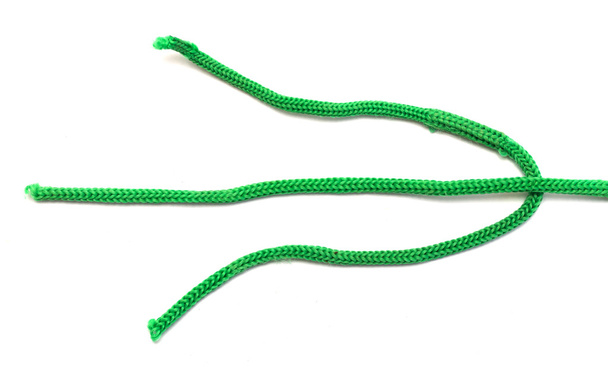 Primeros planos de cuerda verde sobre fondo blanco - Foto, Imagen