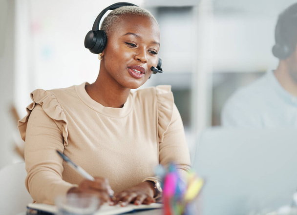 Τηλεφωνικό κέντρο και γραπτώς σύμβουλος μαύρη γυναίκα στο γραφείο μιλάμε, τεχνική υποστήριξη ή συμβουλευτικό σχεδιασμό υπηρεσιών. Πράκτορας επαφών ή εικονικό πρόσωπο που μιλά στην τηλε-αγορά, τις τηλεπικοινωνίες ή σε απευθείας σύνδεση επιχείρηση. - Φωτογραφία, εικόνα