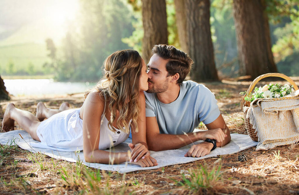 Çiftler ormanda öpüşür, aşık olur ve piknik yapar, yaz boyunca özgürlük ve macera yaşar, sevgi ve ilgi ile ilişki kurar. Doğa parkında insanlar birlikte, bağlılık ve güven romantizm ve bağlılık ile. - Fotoğraf, Görsel