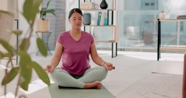 Meditación, yoga y pose de loto de la mujer en casa para entrenamiento, ejercicio o mindfulness. Pilates, entrenamiento y yogi femenino haciendo ejercicio o meditando en casa para zen, chakra o paz, salud y bienestar - Imágenes, Vídeo