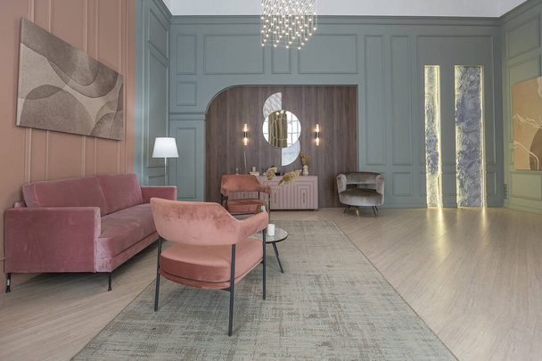 шикарный современный модный дизайн интерьера квартиры. модные зеленые и пушистые розовые стены. стильное освещение и огромные панорамные окна - Фото, изображение