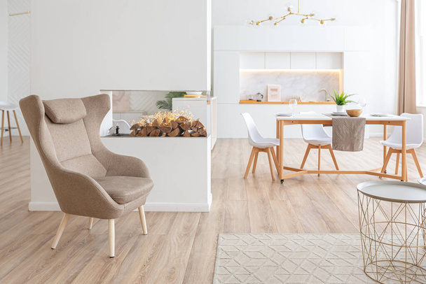 interior design spacious bright studio apartment in Scandinavian style and warm pastel white and beige colors. trendy furniture in the living area and modern details in the kitchen area. - Foto, immagini