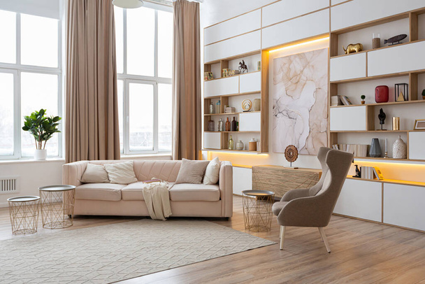 belsőépítészeti tervezés tágas világos stúdió apartman skandináv stílusban és meleg pasztell fehér és bézs színekben. trendi bútorok a nappaliban és modern részletek a konyhában. - Fotó, kép