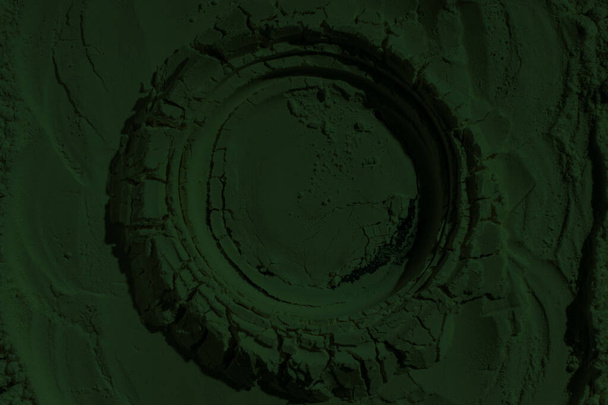 globális felmelegedés koncepció, fekete zöld háttér a design számára. Egy régi kőfal letonozott durva felülete. Közelkép. Sötét smaragd zöld szín. Háttér. Tömör. Grunge vagyok. zöld szemhéjfesték. Kráter. zöld föld - Fotó, kép