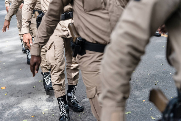 Salvador, Bahía, Brasil - 07 de septiembre de 2022: Soldados de la Policía Militar de Bahía marchan durante el desfile del Día de la Independencia de Brasil en Salvador, Bahía. - Foto, imagen