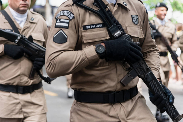 ブラジル・バヒア州サルバドール-2022年9月7日:バヒア軍警察の兵士がブラジル独立記念日にパレード中. - 写真・画像