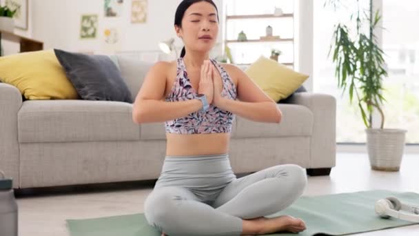 Namaste elleri, yoga ve kadın yüzü oturma odasında dua ederken sakin, dingin ve sağlıklı olmak ve bütünsel meditasyon için bilinçli. Meditasyon, dua eden eller ve zen sağlığı eğitimi için Asyalı portresi. - Video, Çekim
