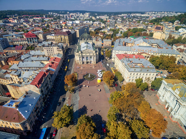 LVIV, UCRÂNIA - SETEMBRO 08, 2016: Lviv Downtown com Lviv National Academic theatre of opera and ballet named after Solomiya Krushelnytska - Foto, Imagem