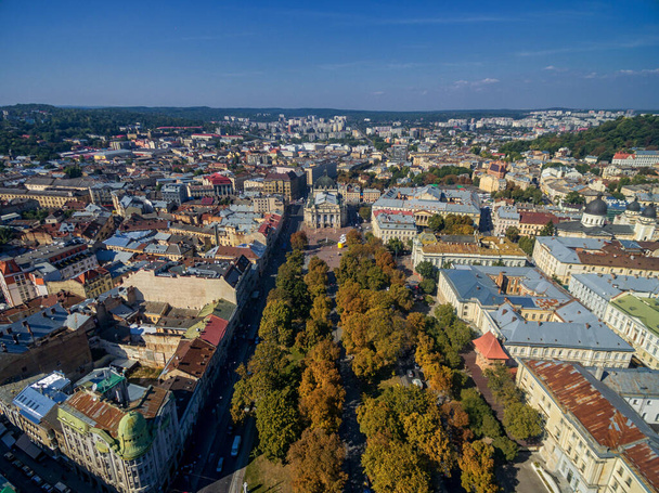 LVIV, UCRÂNIA - SETEMBRO 08, 2016: Lviv Downtown com Lviv National Academic theatre of opera and ballet named after Solomiya Krushelnytska and park. - Foto, Imagem