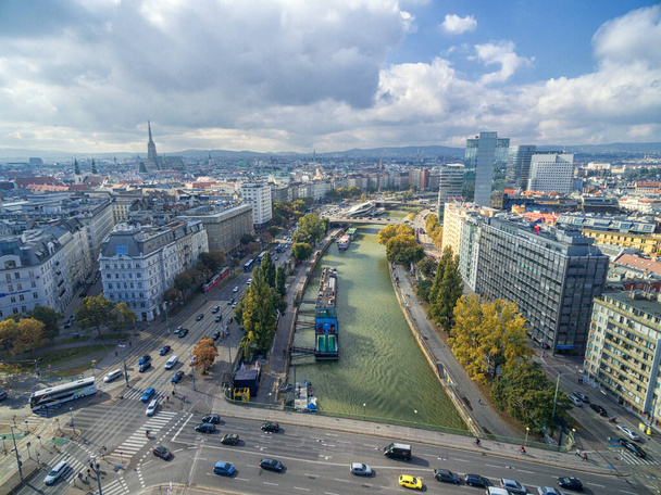 Donau in Wien, Österreich. Fähre, Stadtbild im Hintergrund. - Foto, Bild