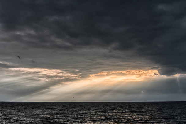 Chmurne niebo nad Morzem Bałtyckim na Łotwie. W Europie. Piękny wieczorny blask słońca zawsze woda. Niesamowita natura. - Zdjęcie, obraz