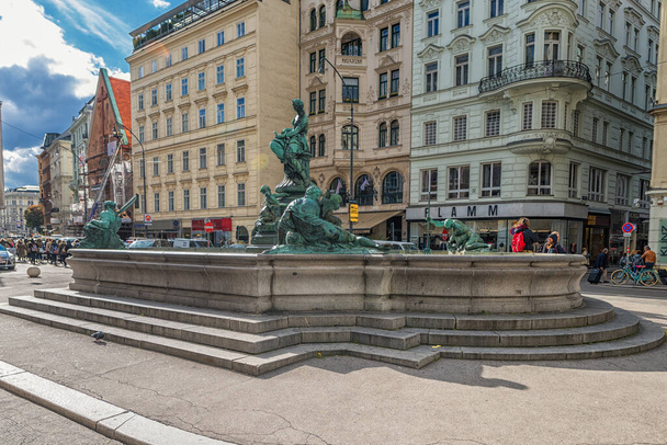VIENNA, AUSTRIA - OCTOBER 05, 2016: Public Fountain and Statue in Vienna, Austria. - Foto, afbeelding