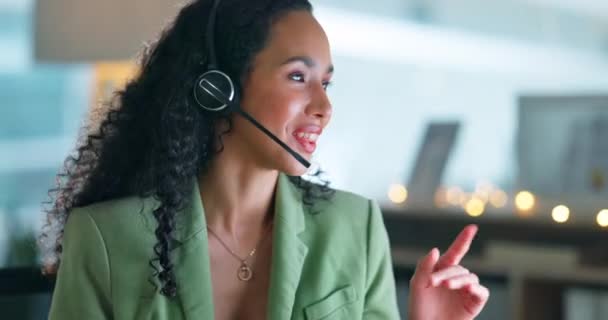 Γραφείο βοήθειας, τηλεφωνικό κέντρο και νύχτα με μαύρη γυναίκα στο γραφείο για εξυπηρέτηση πελατών, τεχνική υποστήριξη ή τηλεφωνική γραμμή. Επικοινωνήστε μαζί μας, επικοινωνία και συμβουλευτική με τους εργαζόμενους μιλάμε για πώληση, φιλικό και crm. - Πλάνα, βίντεο