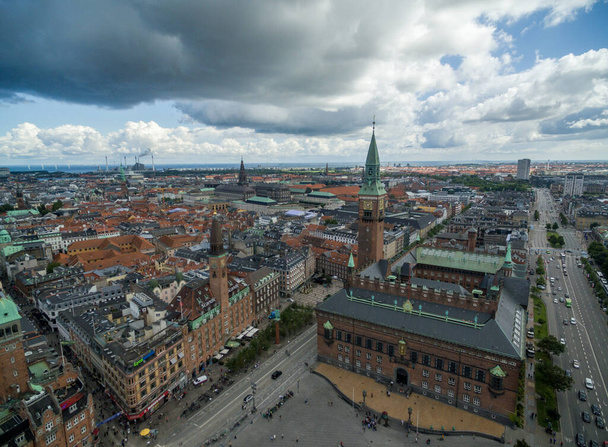 Copenhagen Cityscape, Dinamarca. La Ciudad Vieja de Copenhague, el Reloj Astronómico Jens Olsen y el Ayuntamiento de Copenhague - Foto, imagen
