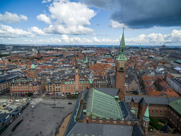 Copenhagen Cityscape, Dinamarca. La Ciudad Vieja de Copenhague, el Reloj Astronómico Jens Olsen y el Ayuntamiento de Copenhague - Foto, imagen