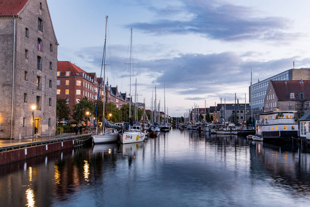 COPENHAGEN, DINAMARCA - 20 de agosto de 2017: Puerto del Canal de Copenhague con yate y barco. Zona Christianshavn. - Foto, Imagen