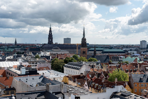 COPENHAGEN, DANIA - 22 sierpnia 2017: Kopenhaga Stare Miasto. Widok z okrągłej wieży. - Zdjęcie, obraz