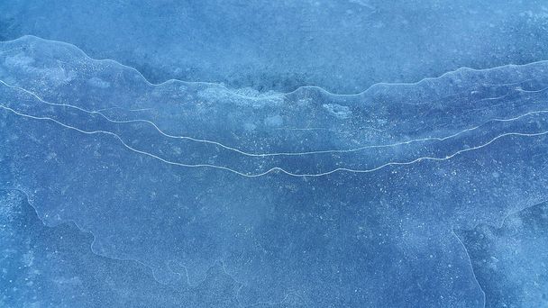 自然の氷の質感、冬の背景、凍った川の表面の脆性氷 - 写真・画像