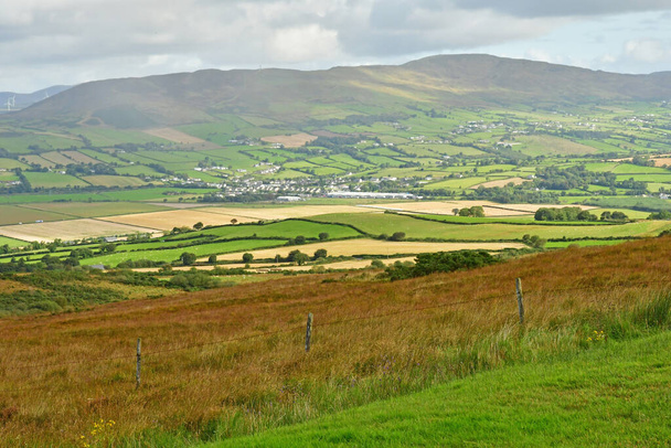 アイルランドのドニゴール州- 2022年9月15日: Aileachのグリアナンからの景観 - 写真・画像