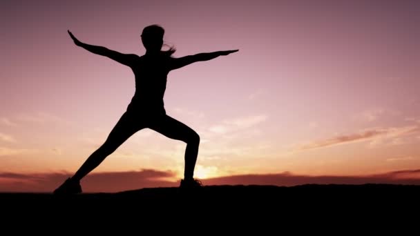 Yoga, puesta de sol y mujer con maqueta al aire libre con fitness, ejercicio y entrenamiento. Zen, relax y entrenamiento deportivo inicio de una atleta femenina haciendo estiramiento y silueta de pilates y meditación en el cielo. - Metraje, vídeo