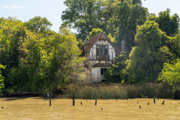 Maison abandonnée et pourrie sur les rives du delta du Parana près de Tigre Argentine - Photo, image