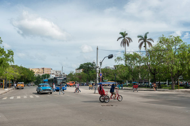 HAVANA, CUBA - OCTOBER 22, 2017: Havana Cityscape with Local Vehicles, Architecture and People. Cuba. - Foto, afbeelding