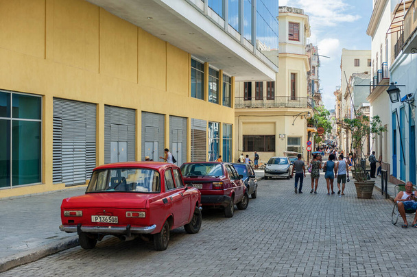 ハバナ,キューバ- 2017年10月20日:古い車とハバナ旧市街の建築 - 写真・画像