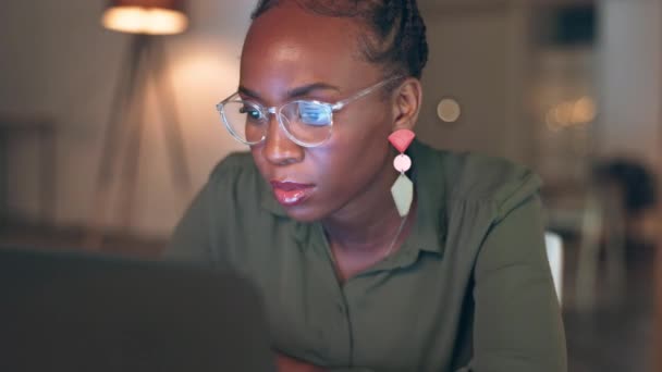 戦略、プロジェクト管理、夜の研究のためのラップトップを入力して、締め切り、読み取りと黒の女性。オフィスで残業中にコンピュータに取り組んでいる深刻で暗いアフリカの従業員. - 映像、動画
