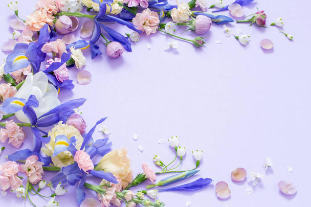 beautiful spring flowers on paper background - Foto, Bild