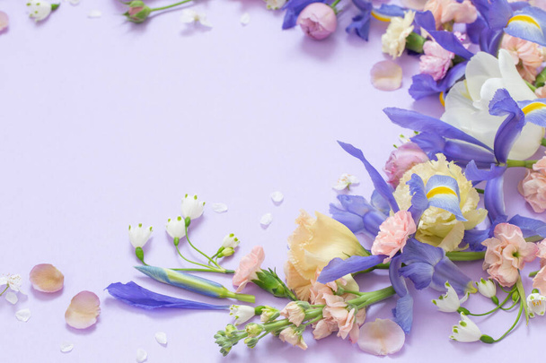 beautiful spring flowers on paper background - Fotografie, Obrázek