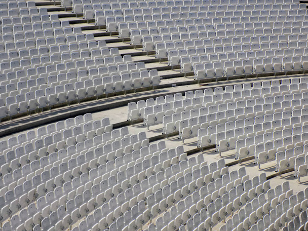 Teil der erhöhten Stuhlreihen in der Arena - Foto, Bild